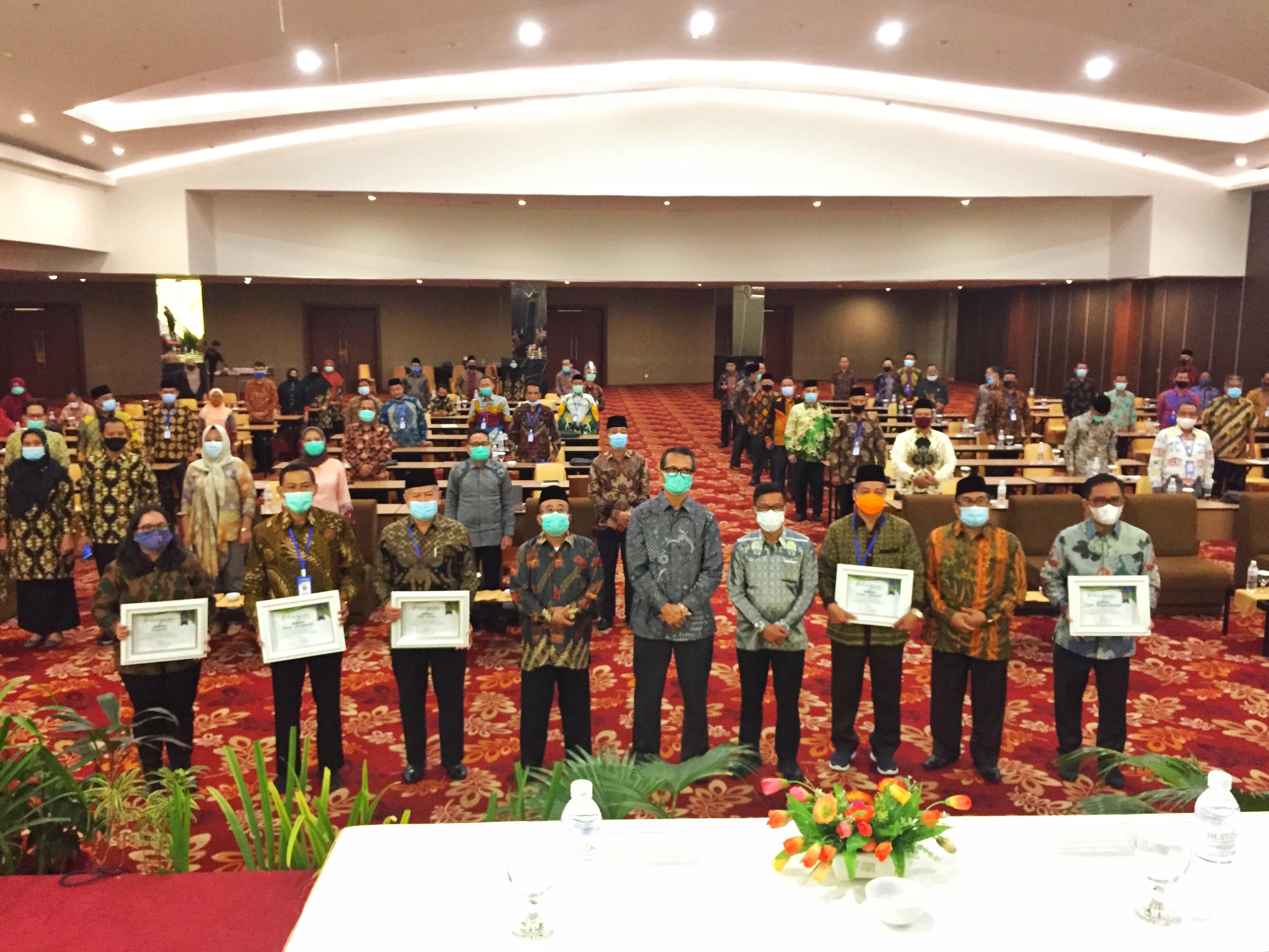 Piagam Penghargaan Data Base SIMDIKLAT Terbaik Tahun 2020 Se-Wilayah BDK Palembang diberikan langsung oleh Achmad Gunaryo