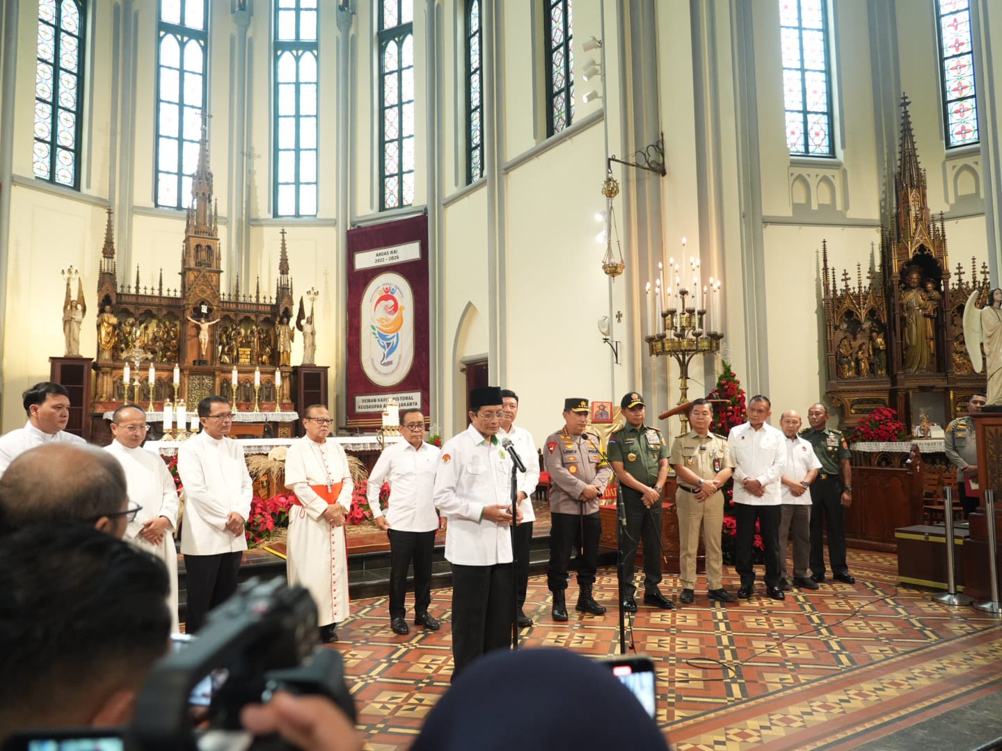 Sapa Umat Kristiani di Gereja, Menag: Natal Menambah Rasa Sayang dan Cinta Damai