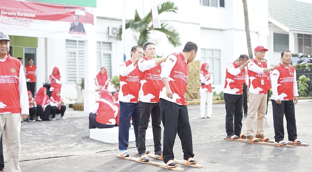 Lomba Bakiak Simbolis Perayaan HUT RI BDK Palembang Dimulai 
