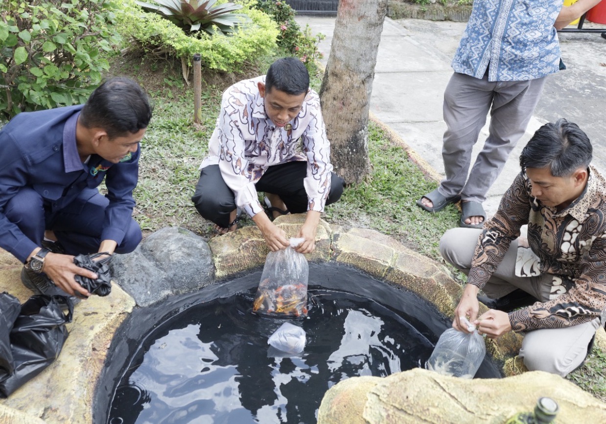 Tebar Ikan Ciptakan Suasana Relaksasi dan Nyaman di BDK Palembang